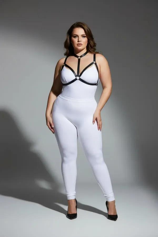 büyük beden siyah lastik göğüs harness beyaz body üzerinde O-halka ve gümüş toka detayı