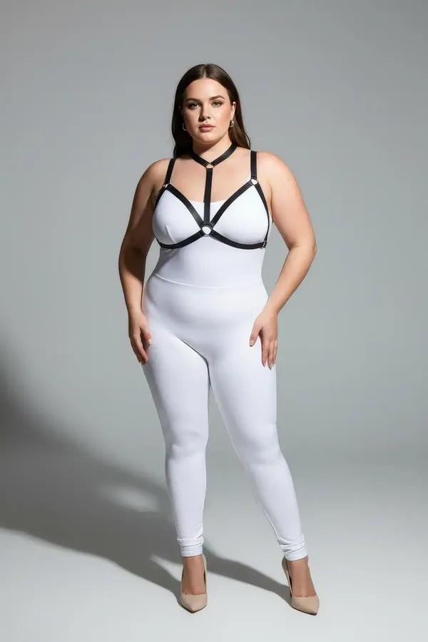 büyük beden siyah lastik göğüs harness beyaz body üzerinde O-halka ve gümüş toka detayı
