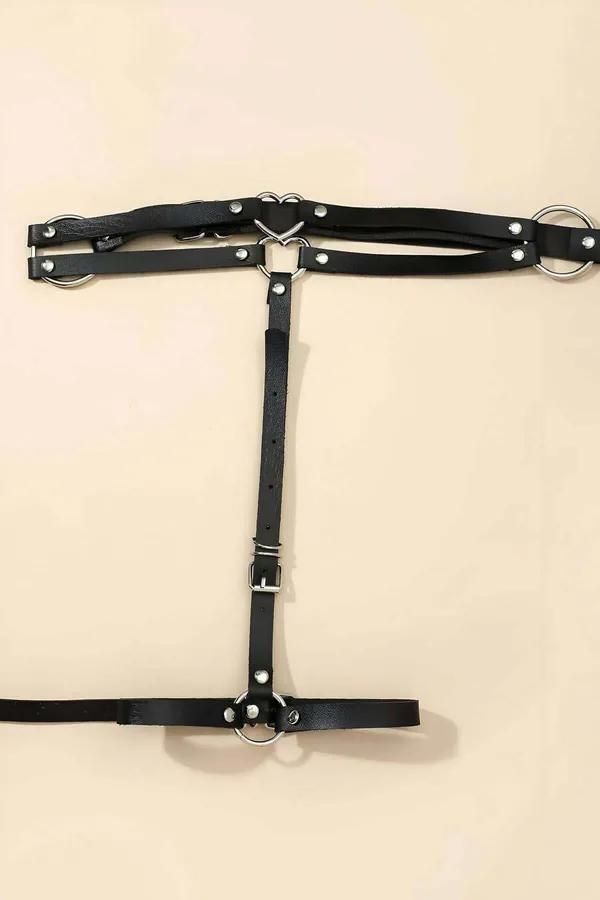Siyah vegan deri tek bacaklı jartiyer harness, gümüş kalp halka ve O-ring, denim şort üstü kombinasyon