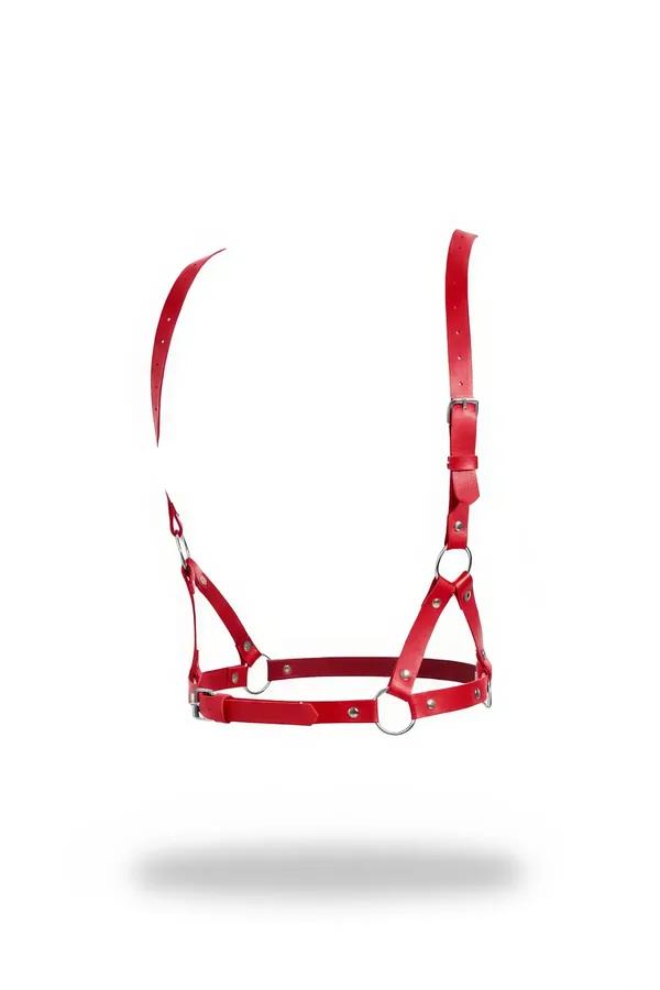 Kırmızı suni deri vücut harness, çapraz göğüs kayışları ve gümüş O-halka detaylı kadın kemer aksesuarı