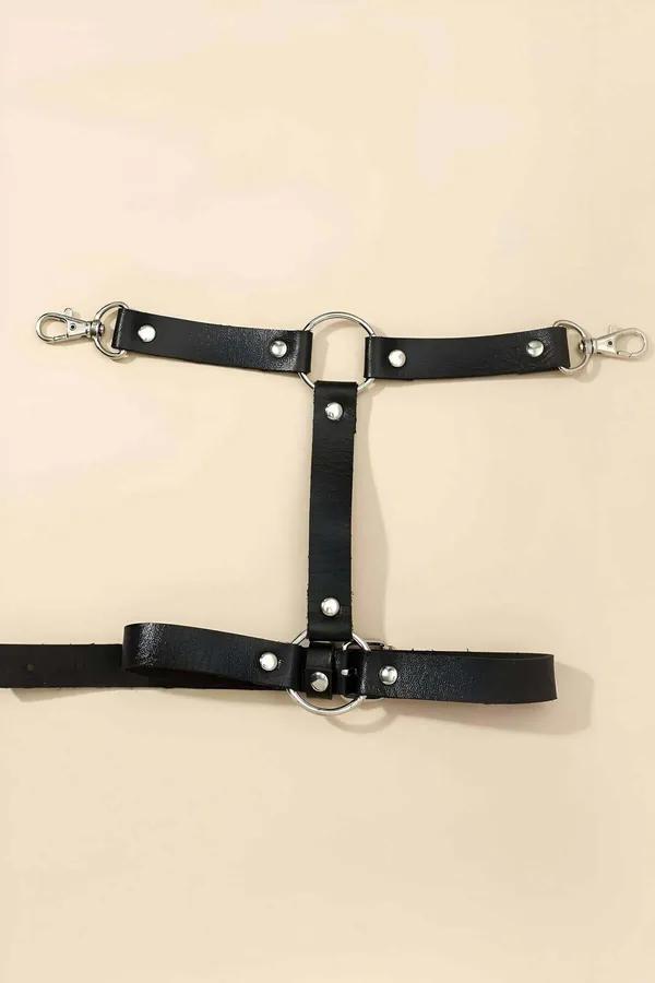 siyah vegan deri tek bacak jartiyer harness gümüş O-halka ve perçinlerle denim şort üzerinde
