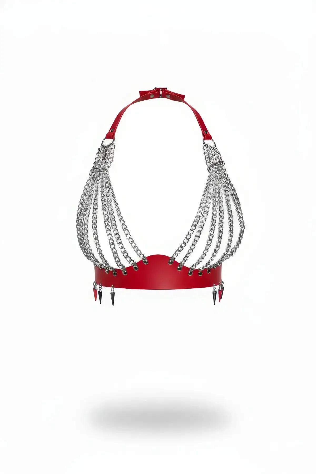Kırmızı suni deri göğüs harness yedi sıra gümüş zincir ve konik sarkıt detaylı bralet