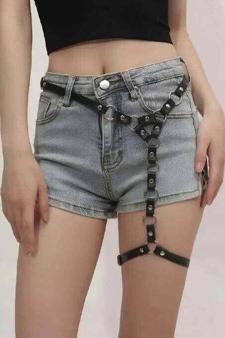 siyah vegan deri tek bacak harness gümüş O-halka ve perçin detayları bel uyluk kayış aksesuar