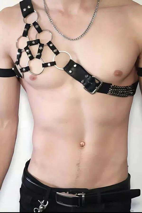 Siyah vegan deri tek omuz erkek harness beş gümüş O-halka ve altın zincir şerit detaylı