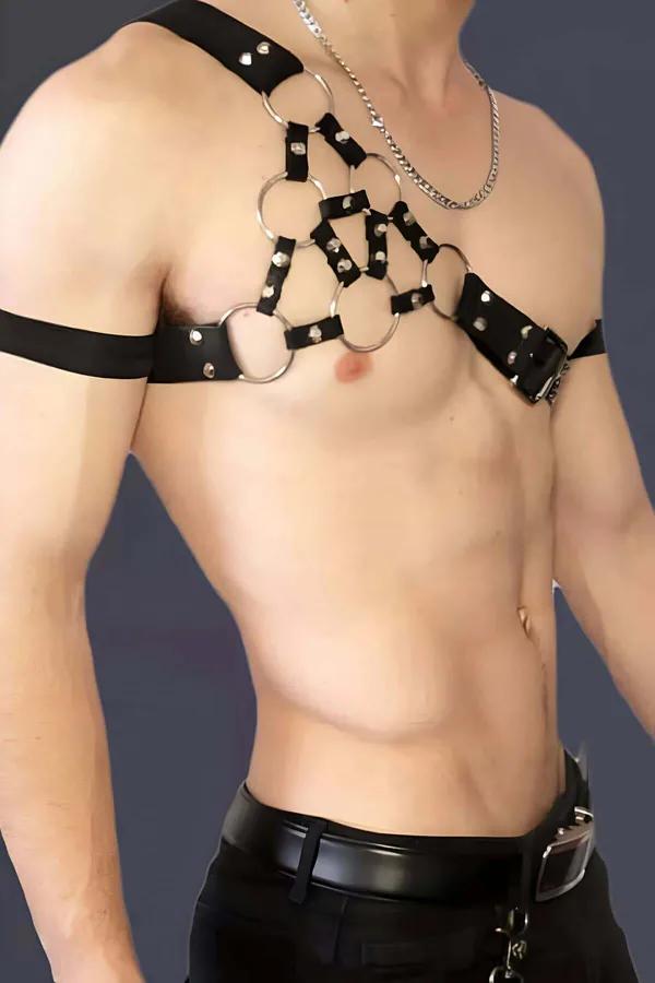 Siyah vegan deri tek omuz erkek harness beş gümüş O-halka ve altın zincir şerit detaylı