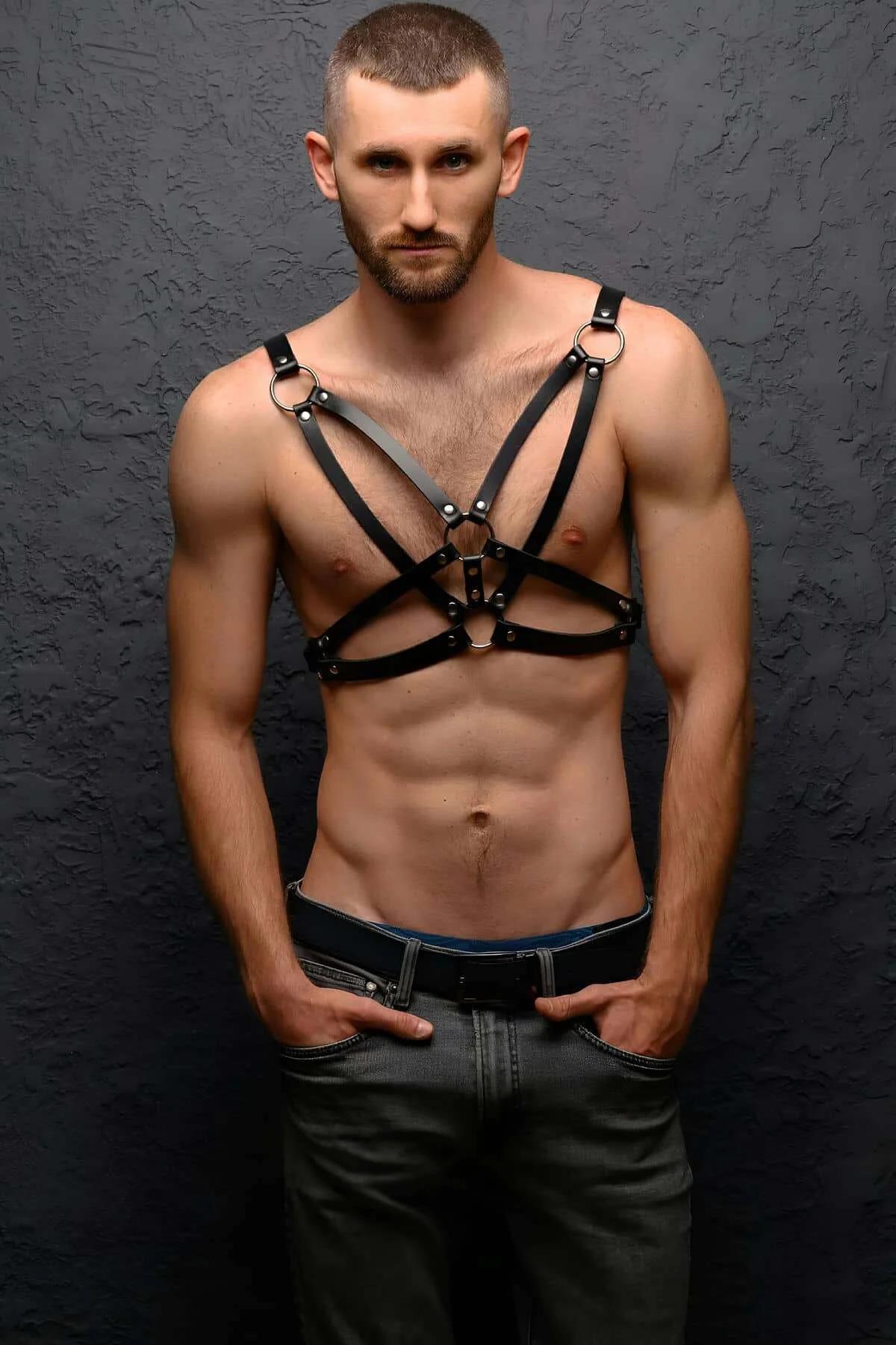 Siyah vegan deri erkek göğüs harness X-desen geometrik bantlar 3 gümüş O-ring perçinli aksesuar