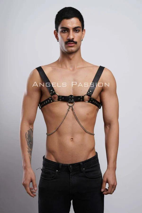 Siyah vegan deri erkek göğüs harness, gümüş O-ring ve sallanan metal zincir detayı, partywear