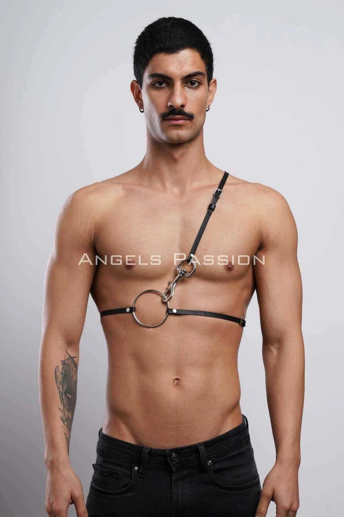 siyah vegan deri erkek göğüs harness tek omuz kayışı ve büyük gümüş O-ring detayı ile gömlek kemeri