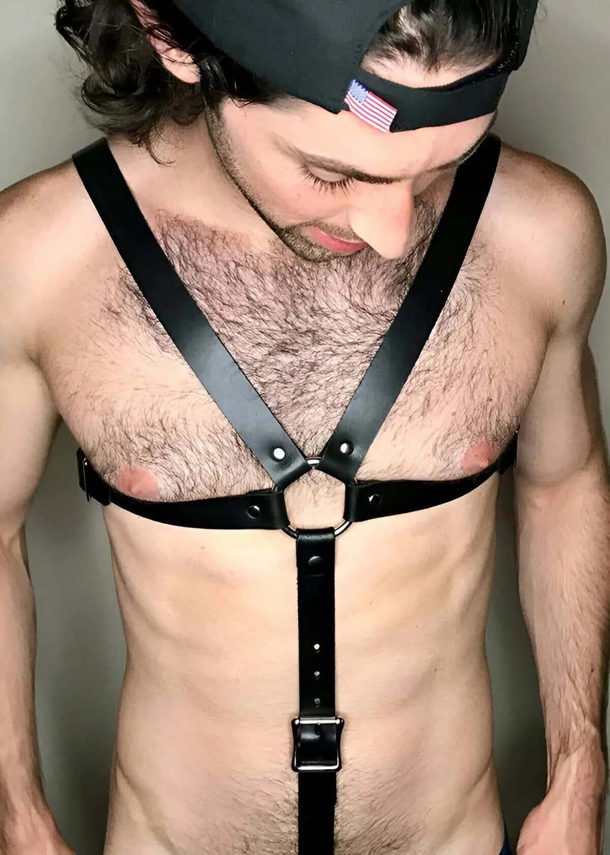 siyah suni deri erkek çapraz göğüs harness kemeri metal O-halka ve kare toka detayı