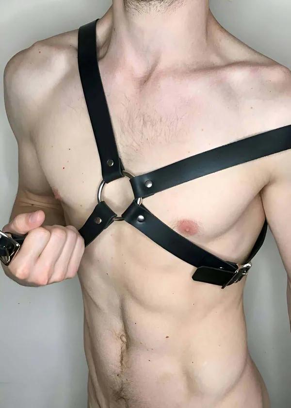 siyah suni deri erkek çapraz göğüs harness kemeri metal O-halka ve kare toka detayı