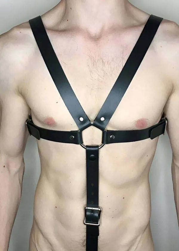 siyah suni deri erkek çapraz göğüs harness kemeri metal O-halka ve kare toka detayı