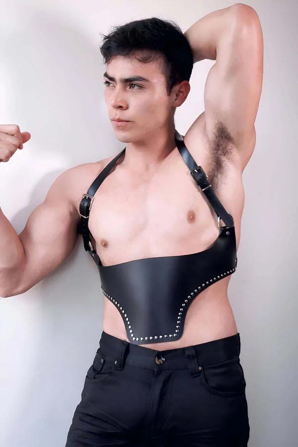 siyah vegan deri boyundan askılı erkek bel harness gümüş perçin ve metal toka detayı