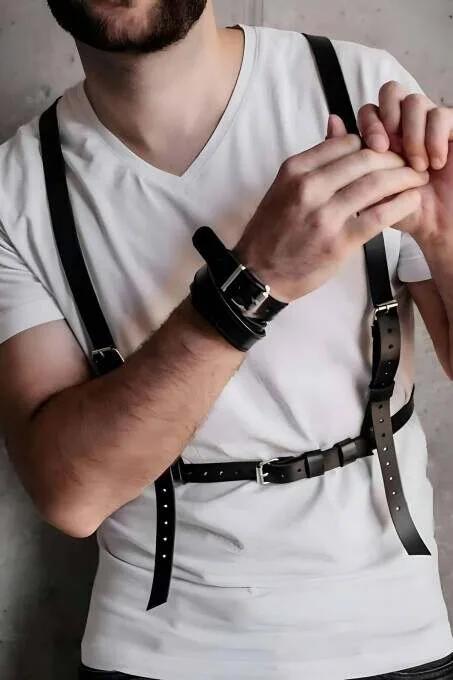 siyah vegan deri erkek göğüs harness gümüş tokalı omuz kayışları beyaz tişört üzerinde