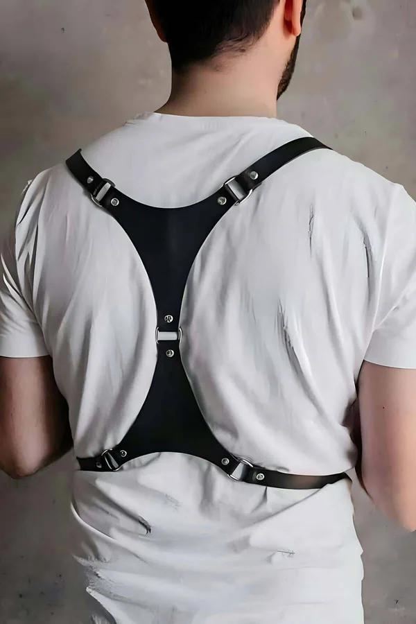 siyah vegan deri erkek göğüs harness gümüş tokalı omuz kayışları beyaz tişört üzerinde