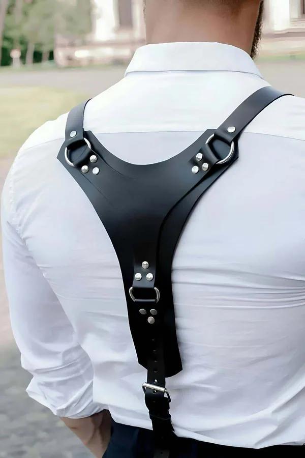 Siyah vegan deri erkek sırt harness beyaz gömlek üstünde Y-kesim panel gümüş D-halkalar