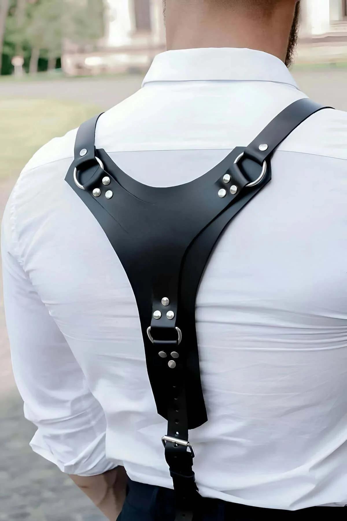 Siyah vegan deri erkek sırt harness beyaz gömlek üstünde Y-kesim panel gümüş D-halkalar