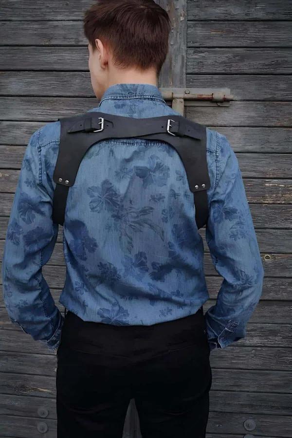 Siyah vegan deri erkek omuz harness sırtta çapraz X bant ve gümüş toka detayı