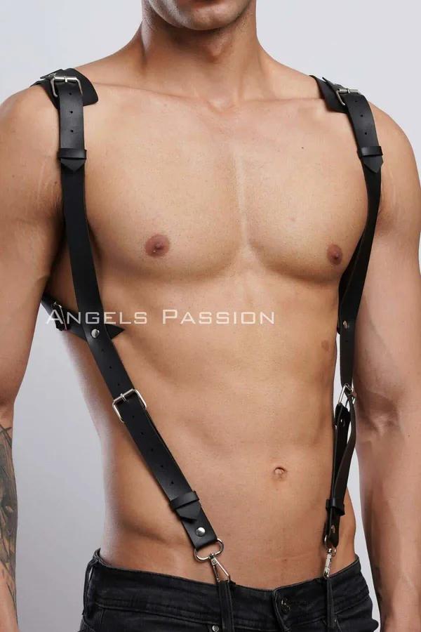 Siyah vegan deri omuz detaylı erkek harness, gümüş metal toka ve D-halka, çapraz göğüs bantlı