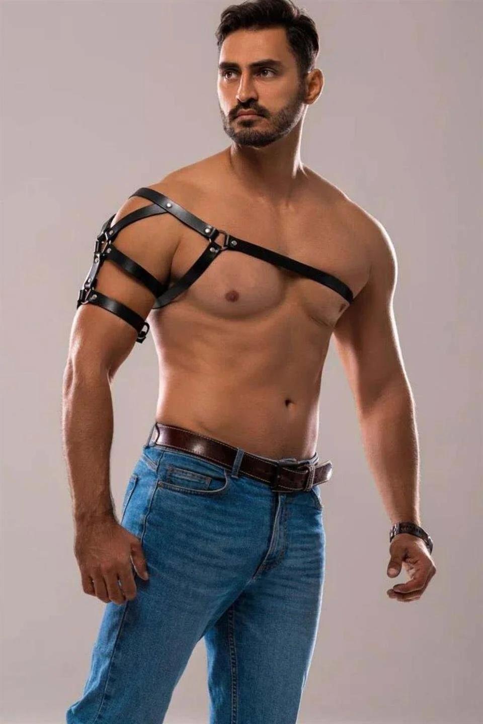 Siyah vegan deri tek omuz erkek harness, gümüş metal tokalı göğüs ve üst kol bandı