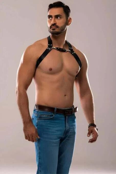 Siyah vegan deri erkek göğüs harness gümüş metal halka zincir bağlantılı yatay bant tasarımı
