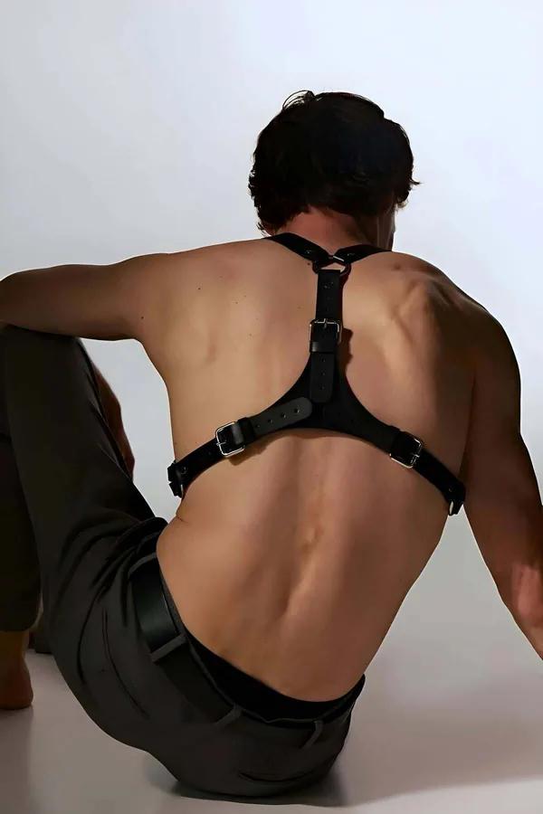 Siyah vegan deri erkek göğüs harness gümüş tokalı omuz askısı ve kavisli göğüs bandı