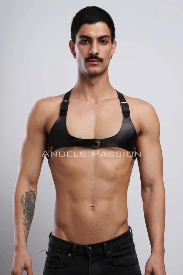 siyah mat vegan deri erkek göğüs harness geniş ön panel ve metal toka ile ön görünüm