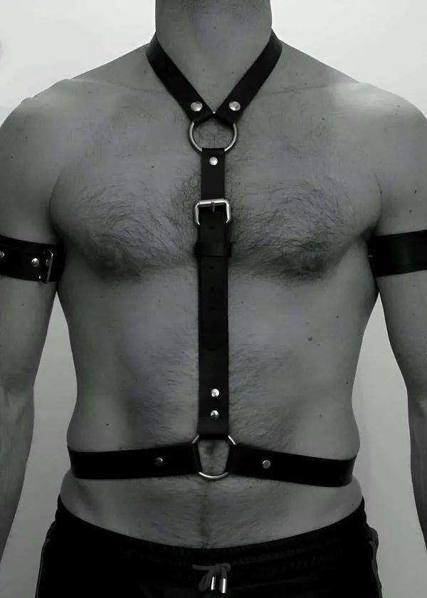 siyah suni deri erkek göğüs harness gümüş O-halka ve metal toka detaylı kol bantlı tasarım