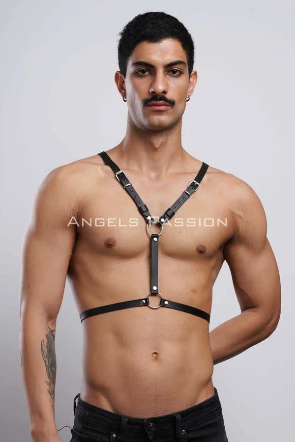 Kanatlı erkek harness siyah vegan deri yarasa kanat panolu gümüş O-ring ve çıtçıt detaylı sırt görünümü