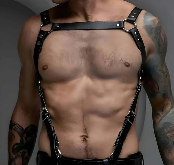 Siyah vegan deri erkek göğüs harness asimetrik diyagonal şerit ve gümüş O-ring detayı, gövde üzerinde