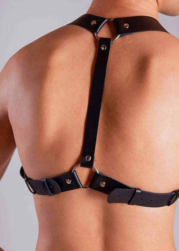 siyah suni deri erkek harness sırt görünümü gümüş O-halka ve toka detayı
