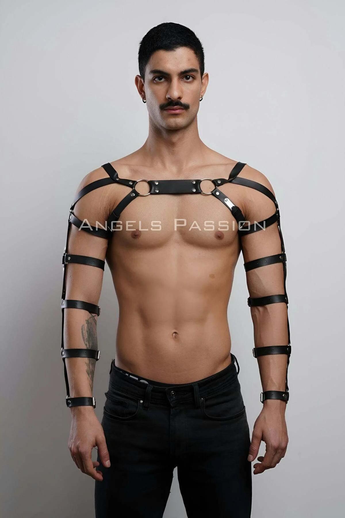 Erkek siyah vegan deri kol harness, gümüş O-halkalı göğüs bandı ve çok bantlı tam kol kapsama