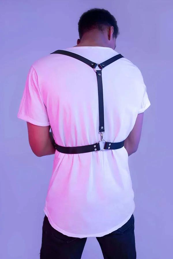 Siyah suni deri erkek göğüs harness gümüş tokalar omuz askısı ve bel kemeriyle t-shirt üzerinde streetwear stili