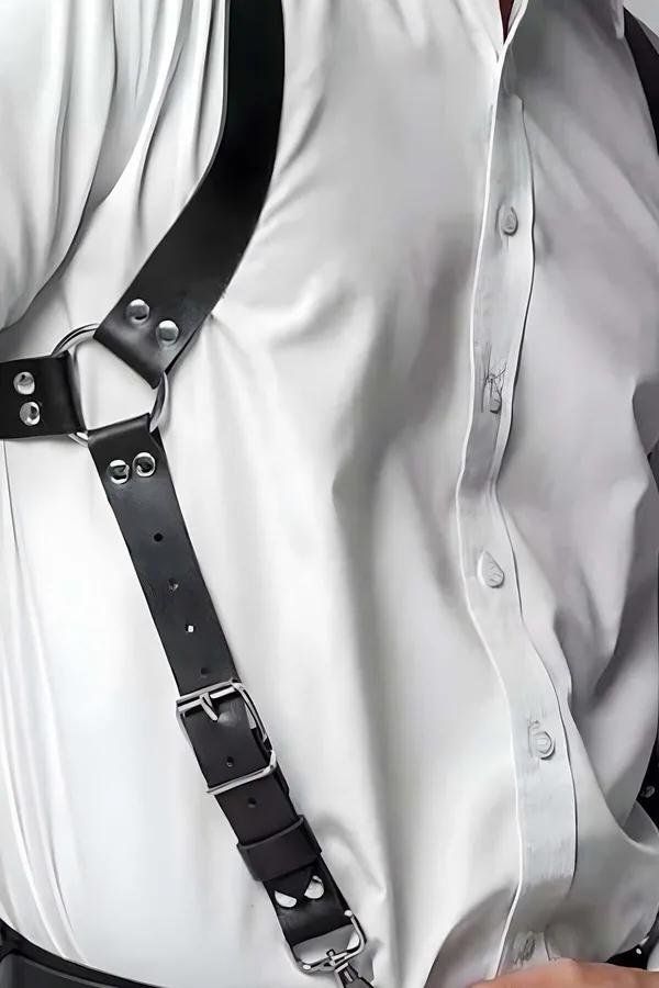 erkek harness kemer siyah vegan deri beyaz gömlek üstü gümüş toka X sırt kayış görünümü