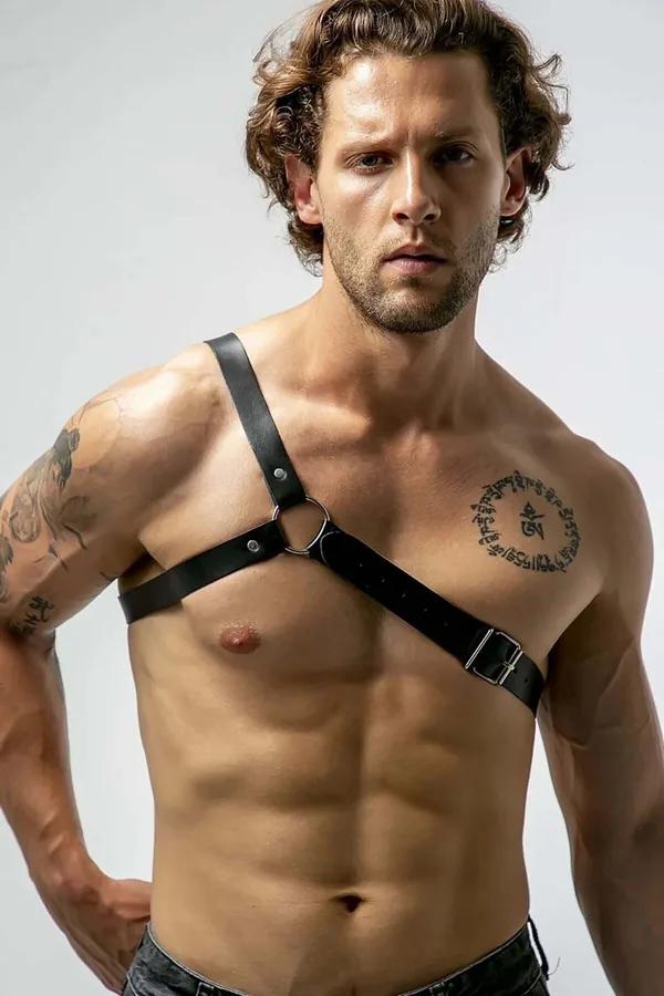 siyah vegan deri tek omuz erkek harness gümüş O-ring ve metal toka ile göğüs üzerinde