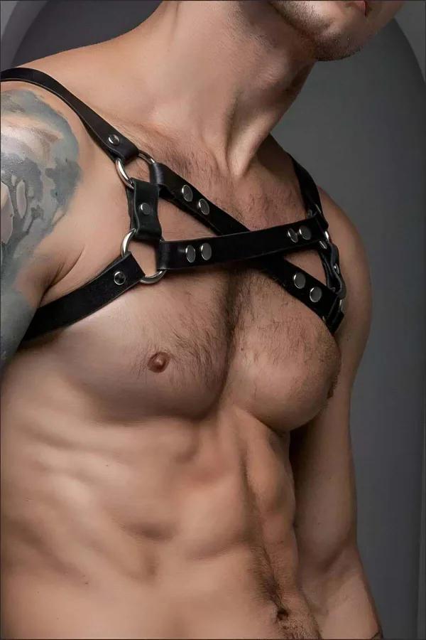 siyah vegan deri erkek göğüs harness çapraz X kayış gümüş O-ring ve perçin detayı
