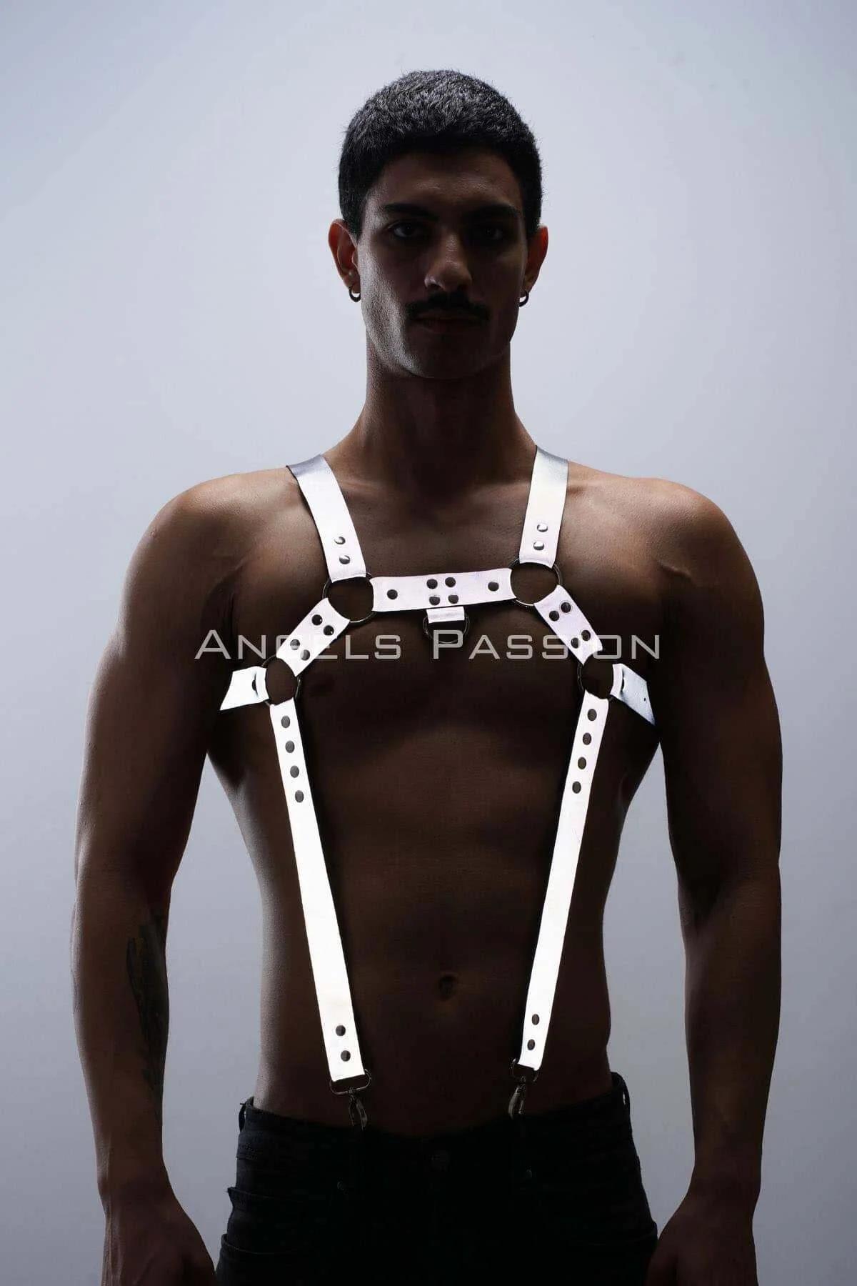 Reflektörlü beyaz PU bant erkek göğüs harness ve pantolon askısı, metal halka ve siyah perçin detayı, clubwear