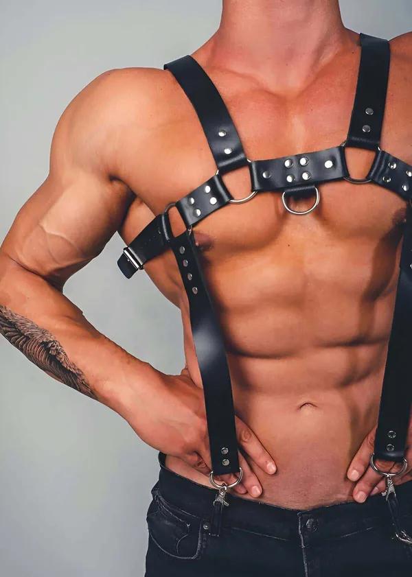 Siyah suni deri erkek göğüs harness gümüş O-ring ve perçin detaylı omuz kayışlı tasarım