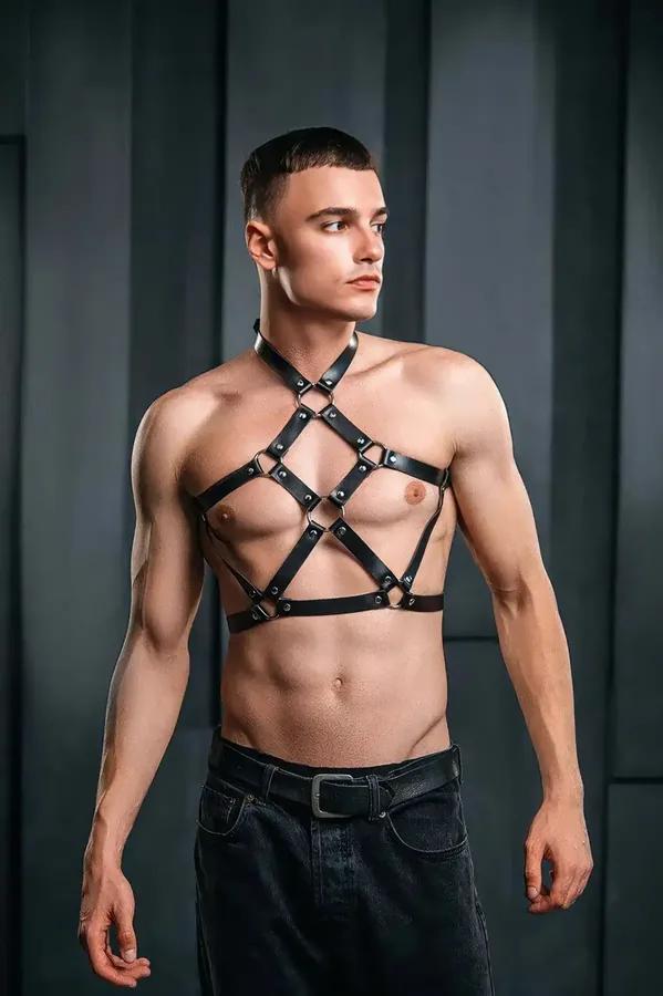 Erkek siyah vegan deri göğüs harness çapraz bantlı, mat gümüş perçin ve toka detayı
