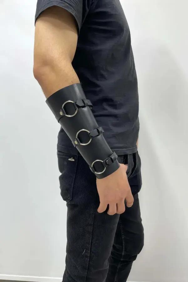 erkek siyah vegan deri kol zırhı üç gümüş O-halkalı perçinli harness aksesuar önkol