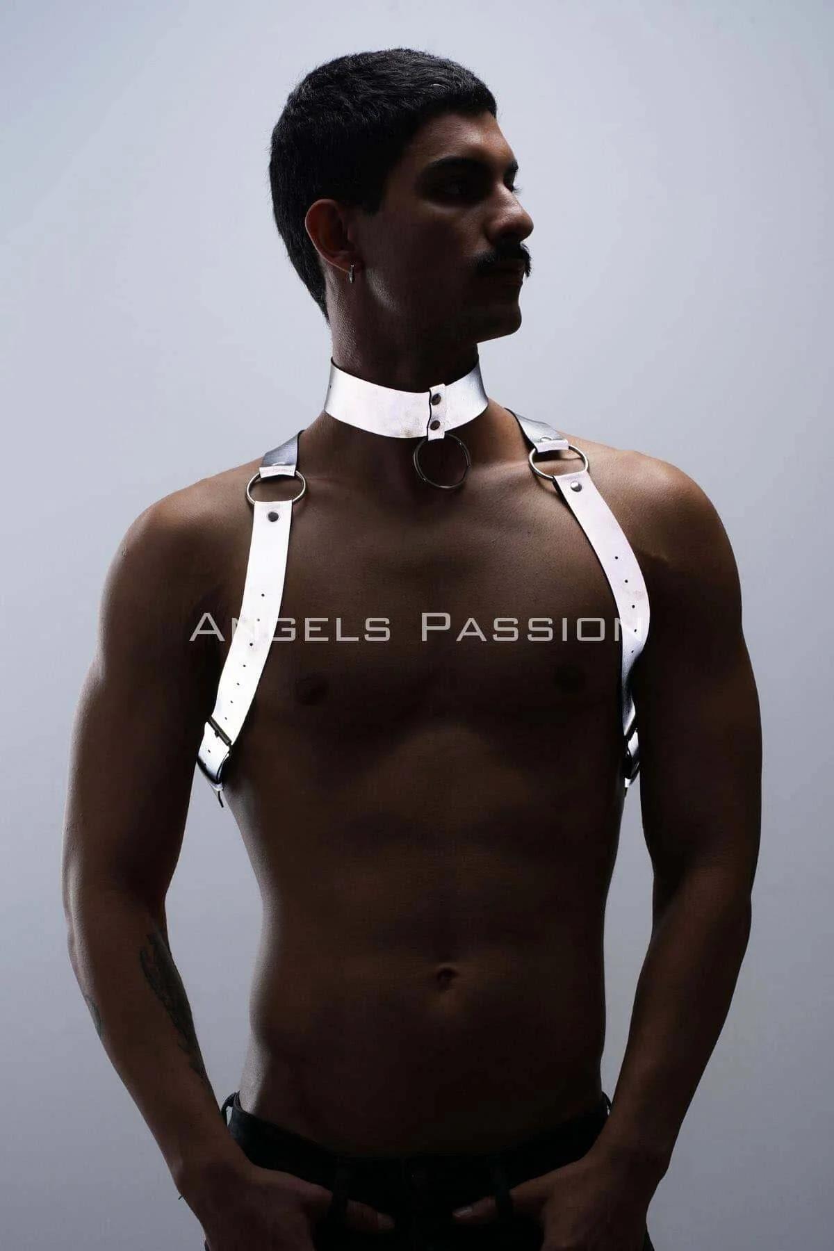 Reflektörlü beyaz vegan deri göğüs harness ve choker takımı, gümüş O-ring ve metal toka detayı, clubwear