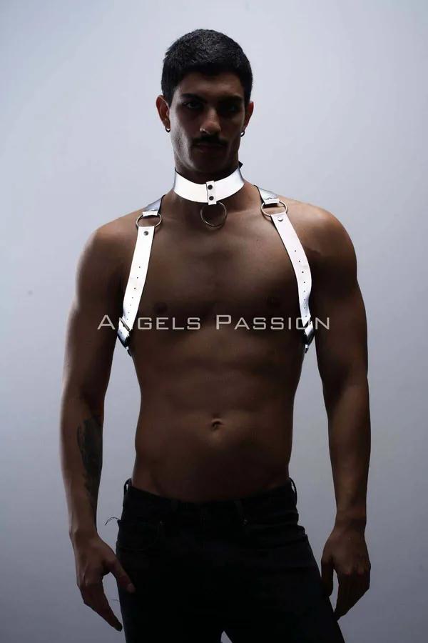 Reflektörlü beyaz vegan deri göğüs harness ve choker takımı, gümüş O-ring ve metal toka detayı, clubwear