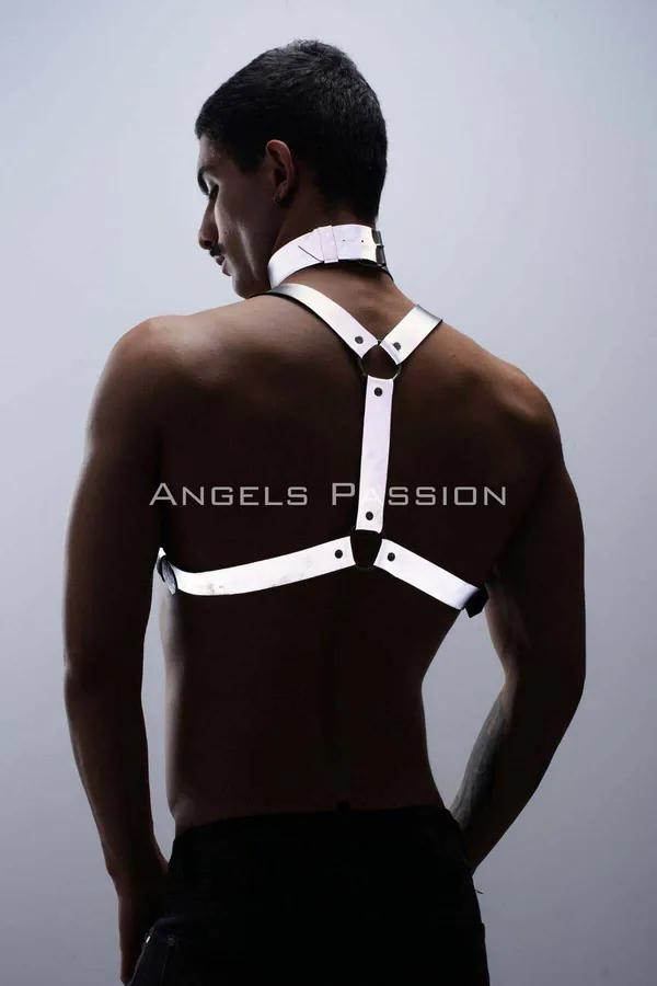 Reflektörlü beyaz vegan deri göğüs harness ve choker takımı, gümüş O-ring ve metal toka detayı, clubwear
