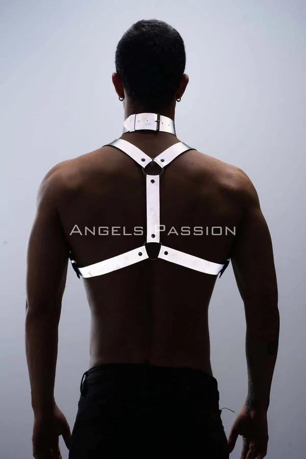 Reflektörlü beyaz vegan deri göğüs harness ve choker takımı, gümüş O-ring ve metal toka detayı, clubwear