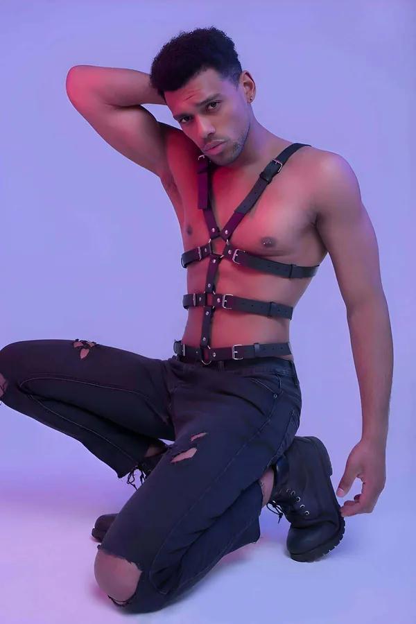 siyah suni deri erkek harness gümüş O-halka ve çok bantlı göğüs tasarımı