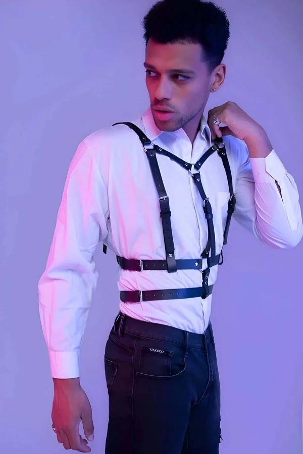 siyah suni deri erkek göğüs harness gümüş tokalı geometrik bantlı beyaz gömlek üstünde