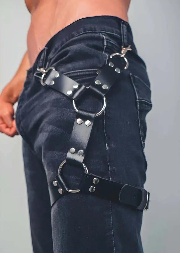 siyah suni deri bacak harness gümüş O-ring perçin detaylı zincirsiz iki bantlı tasarım kot üzeri