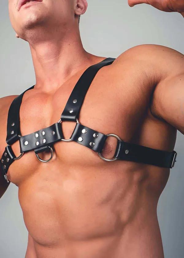 Siyah PU deri erkek göğüs harness gümüş D-ring ve perçin detaylı kasli erkek modelde