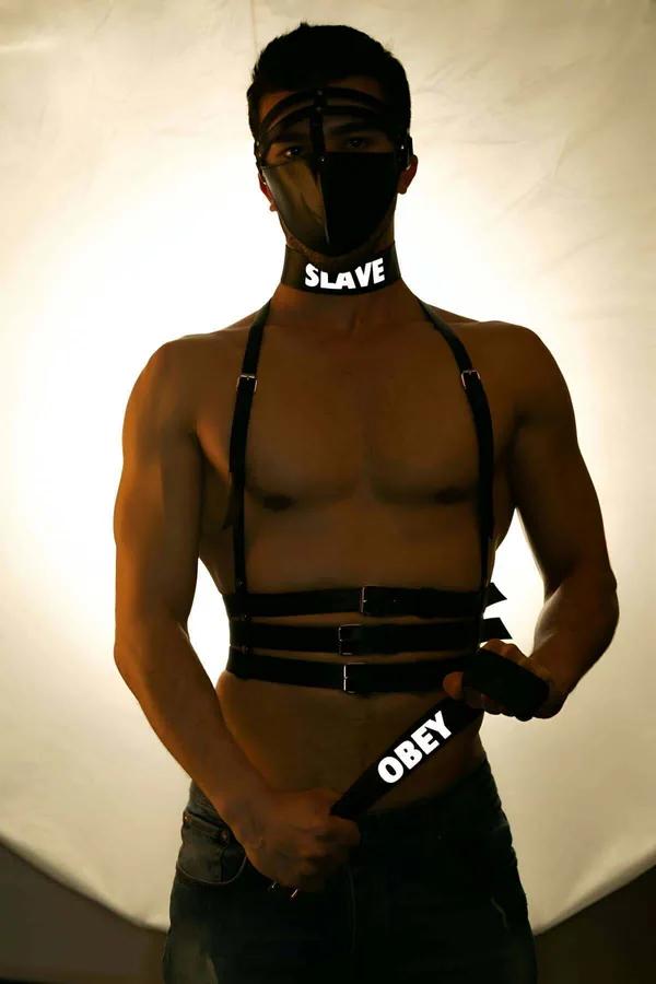 Reflektörlü SLAVE baskılı siyah suni deri erkek vücut harnessi ve choker set, gümüş metal toka detaylı