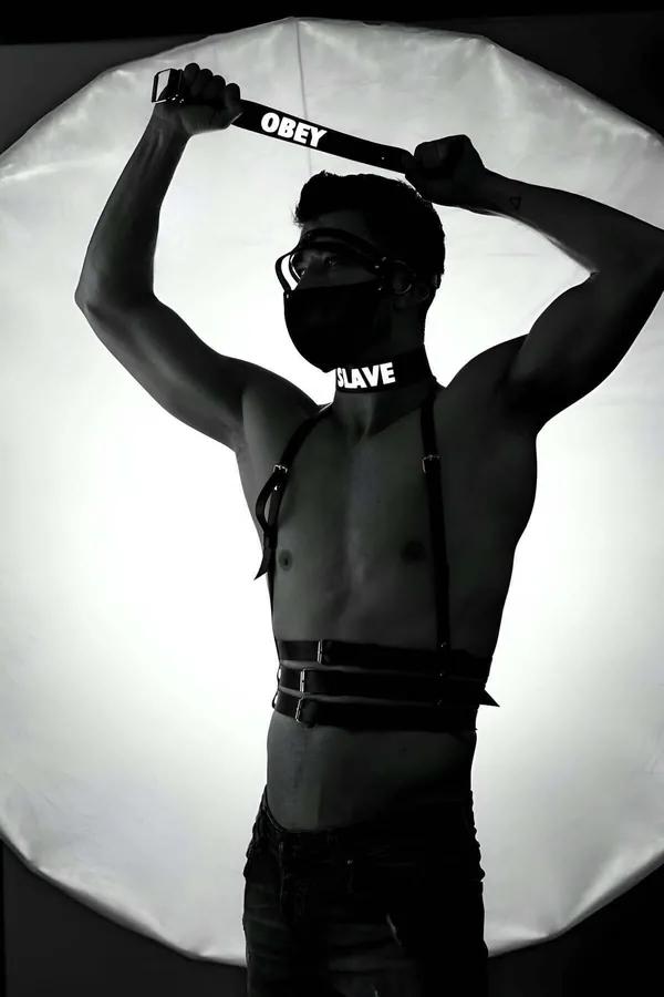 Reflektörlü SLAVE baskılı siyah suni deri erkek vücut harnessi ve choker set, gümüş metal toka detaylı