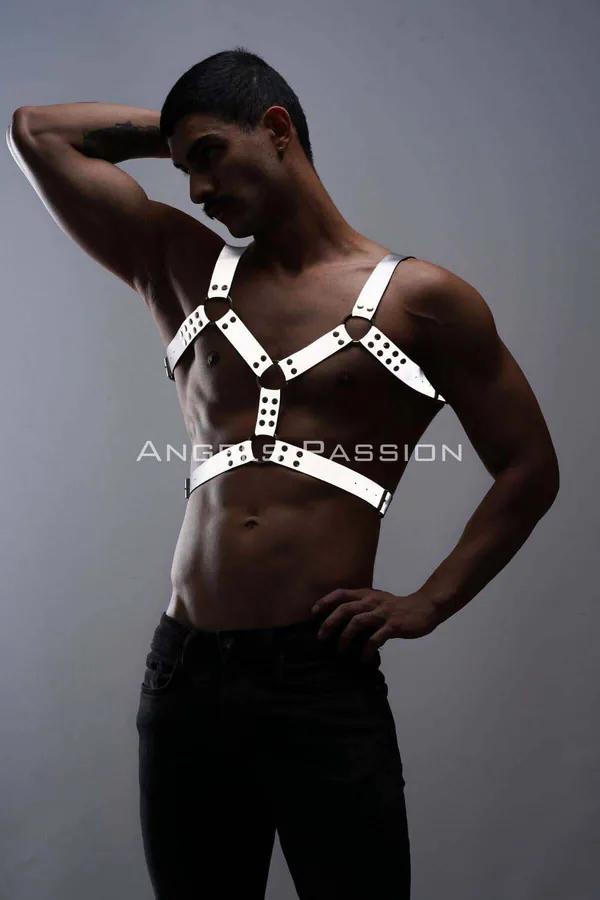 reflektörlü erkek göğüs harness beyaz PU vegan deri metal O-halka ve perçin detayı